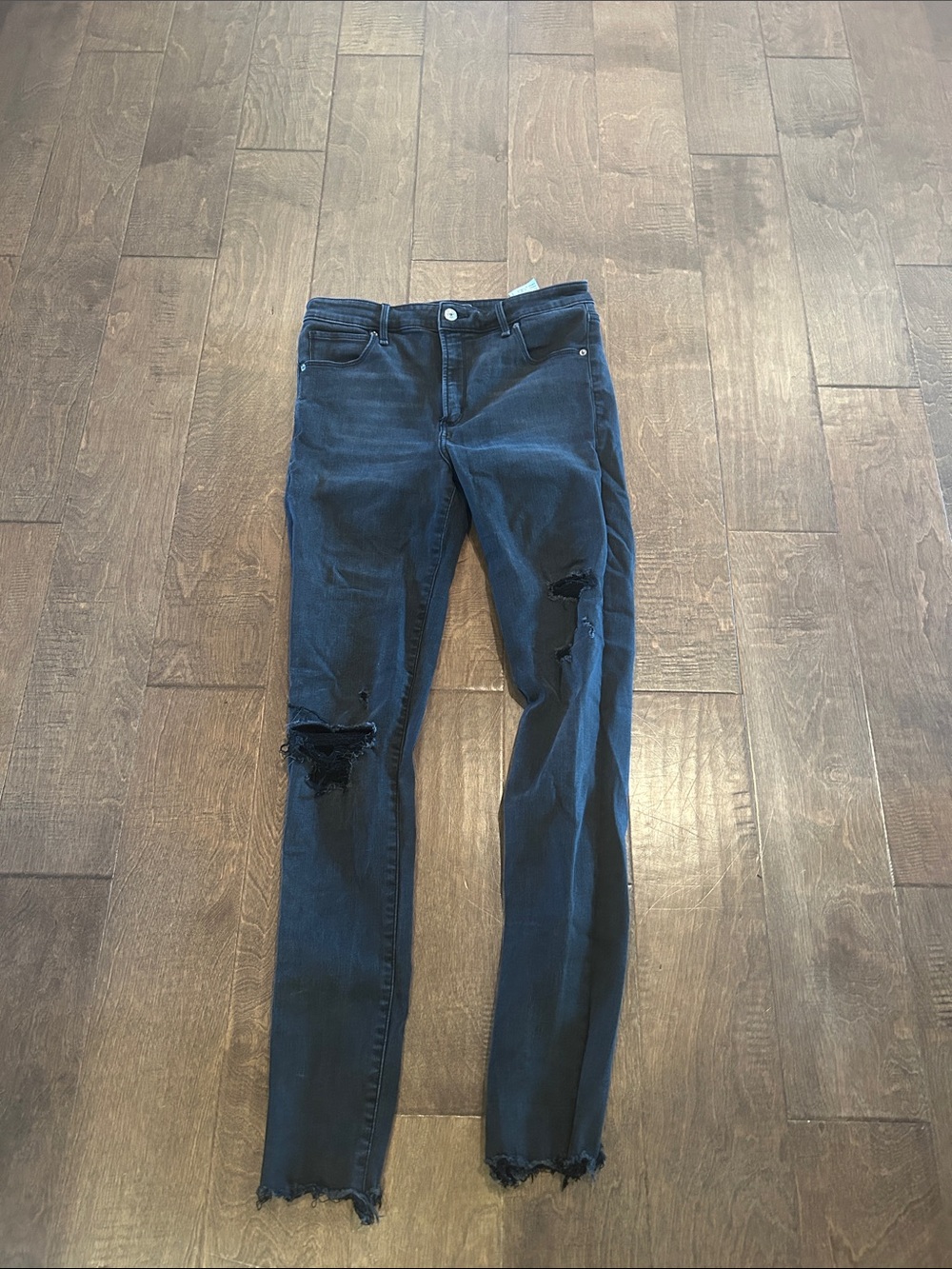 Women's black Distressed Skinny Jeans